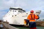 ID 3449 ARAHURA (1983/12735grt/IMO 8201454) a Wellington-Picton Cook Strait ferry, is guided by the dockmaster into the VT Fitzroy drydock in Auckland, NZ for twelve days of survey, hull and superstructure...